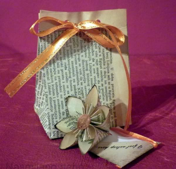 http://i667.photobucket.com/albums/vv34/marinchi/Christmas%20wrapping/christmas_wrapping13.jpg